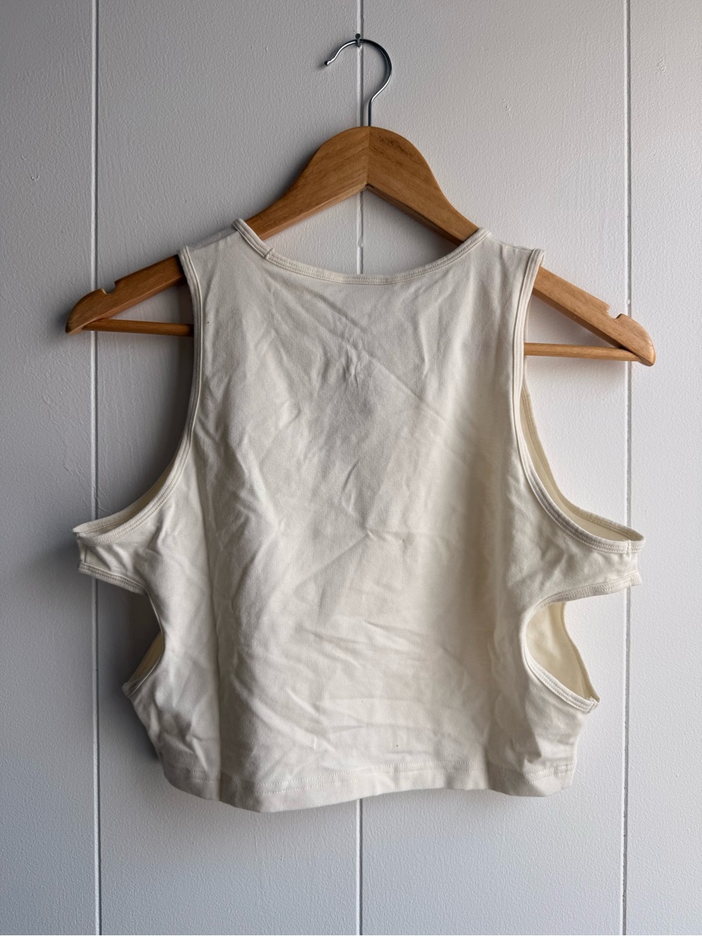 Reebok crewneck Cutout Tank Top in Cream with Embroidered Detail - Picture 3 of 3